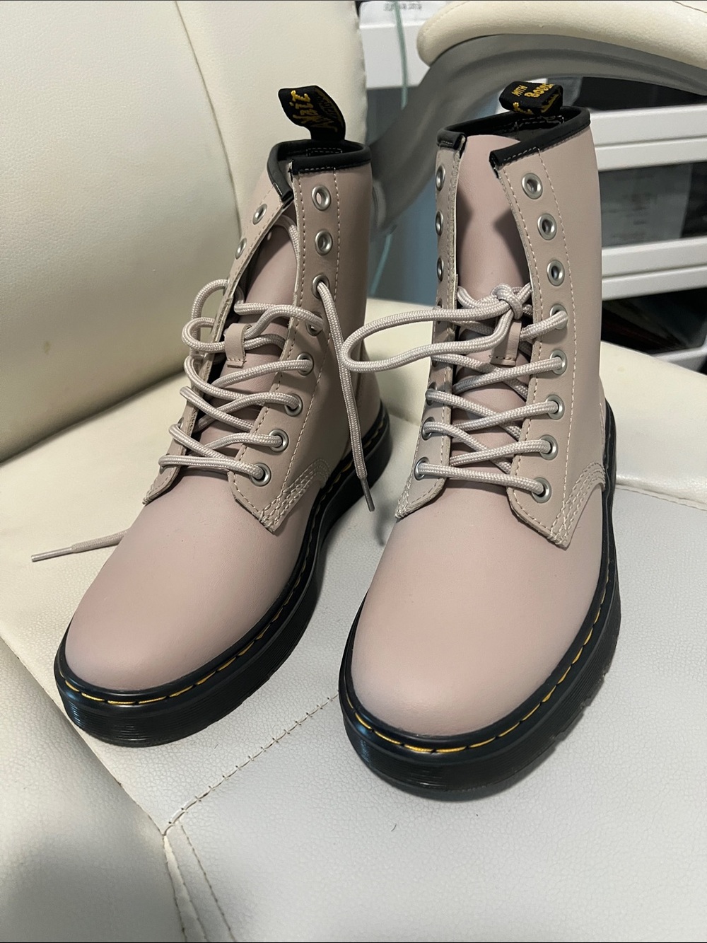 Classic Lace-Up Women's Boots in mauve/tan - Dr. Martens Sz 7
